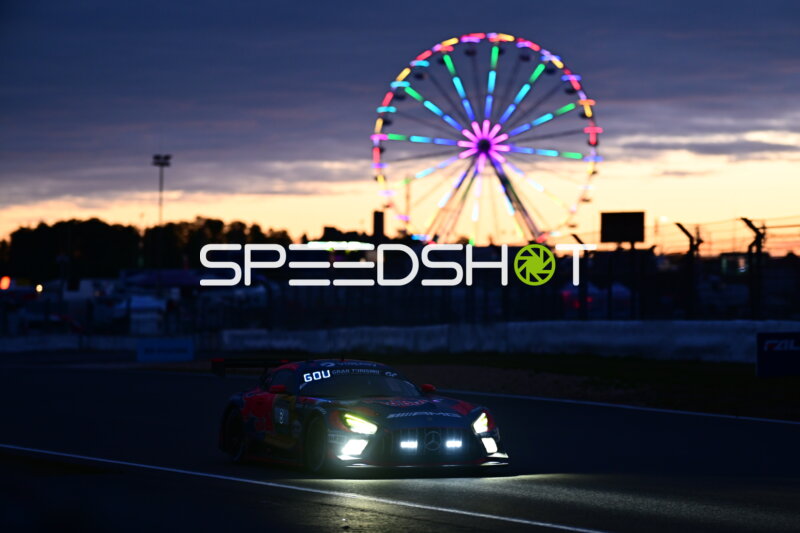 Mercedes-AMG GT3 #4 von Goroyan RT bei Nacht am Nürburgring