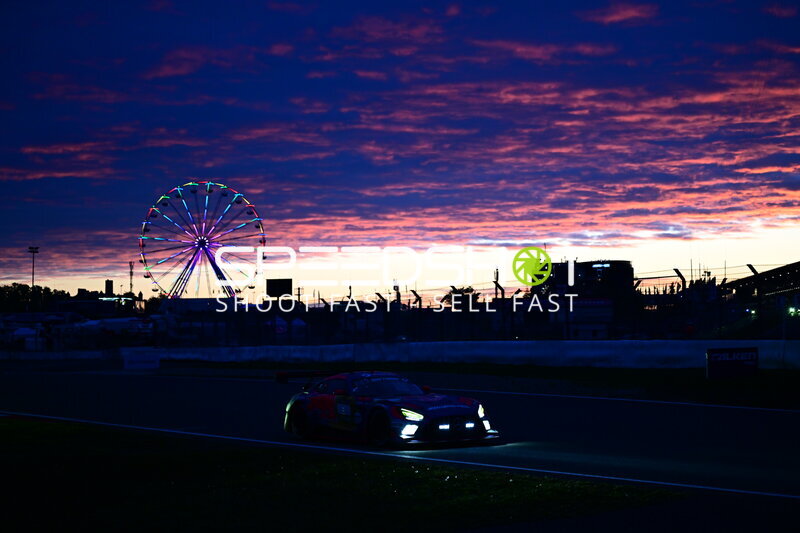 GT3-Fahrzeug bei Sonnenuntergang am Nürburgring mit Riesenrad