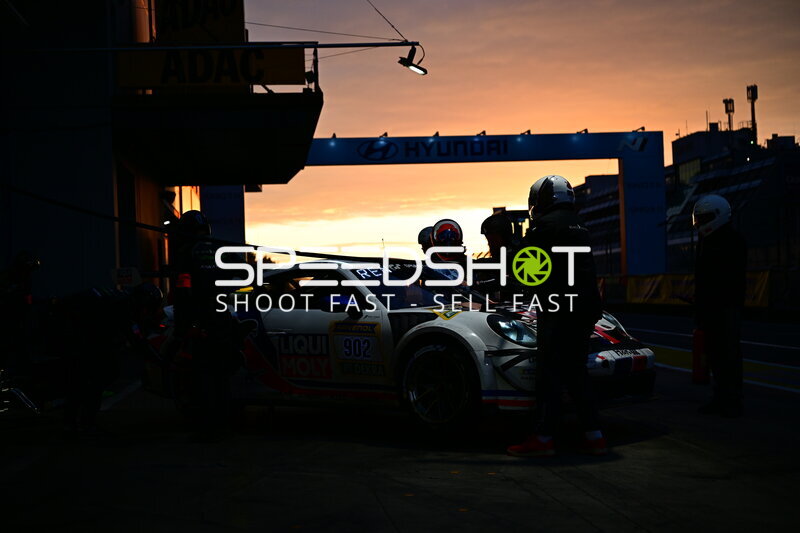 Porsche #902 von TEAM LIQUI-MOLY by BLACK FALCON beim Boxenstopp im Sonnenuntergang
