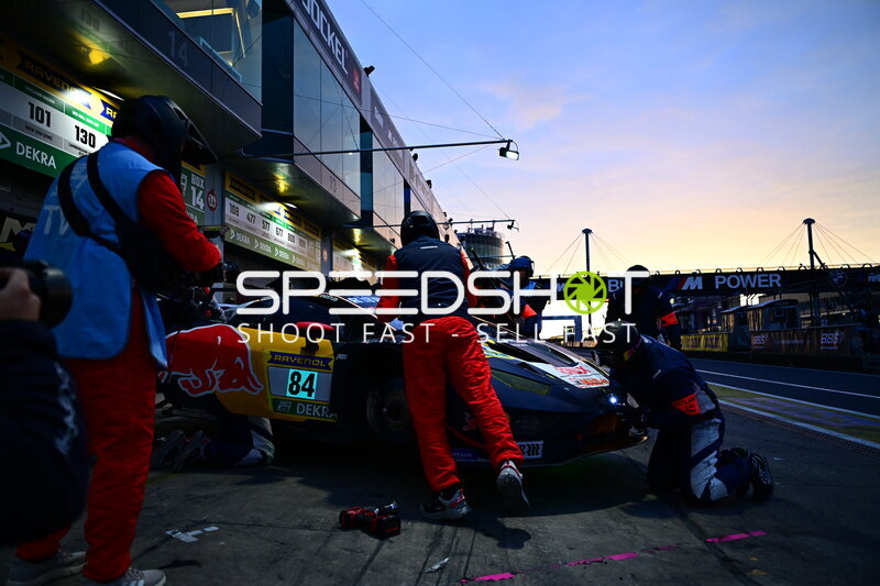 Boxenstopp #84 Red Bull Team ABT bei Sonnenaufgang am Nürburgring