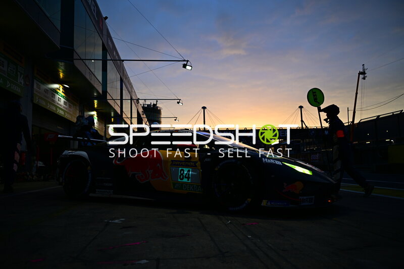 Lamborghini #84 von Red Bull Team ABT in der Boxengasse bei Sonnenuntergang