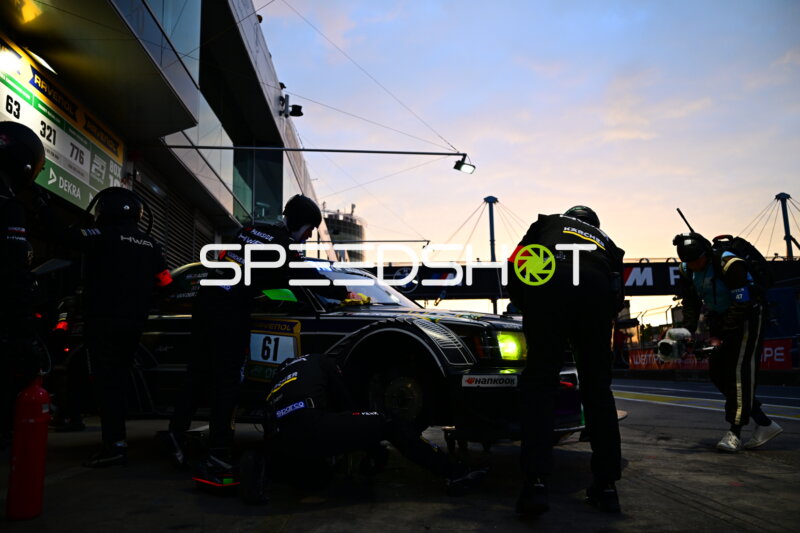 Boxenstopp #61 von HWA Engineering Speed bei Dämmerung am Nürburgring