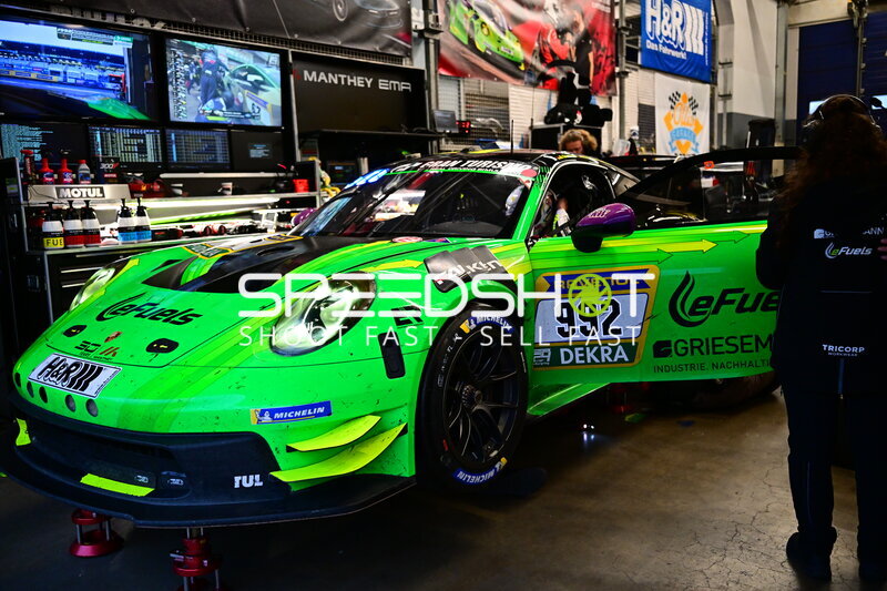 Porsche 911 GT3 R #992 von Manthey Team eFuel Griesemann in der Box