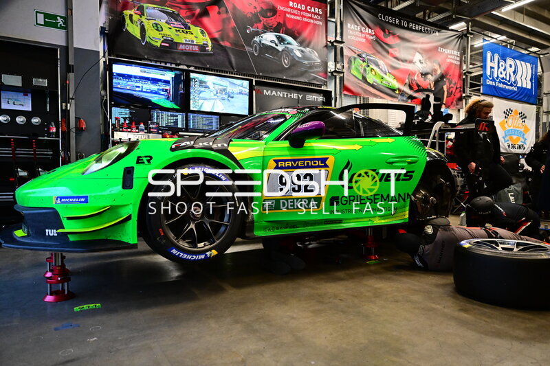 Porsche 911 GT3 #992 von Manthey Team eFuel Griesemann in der Box