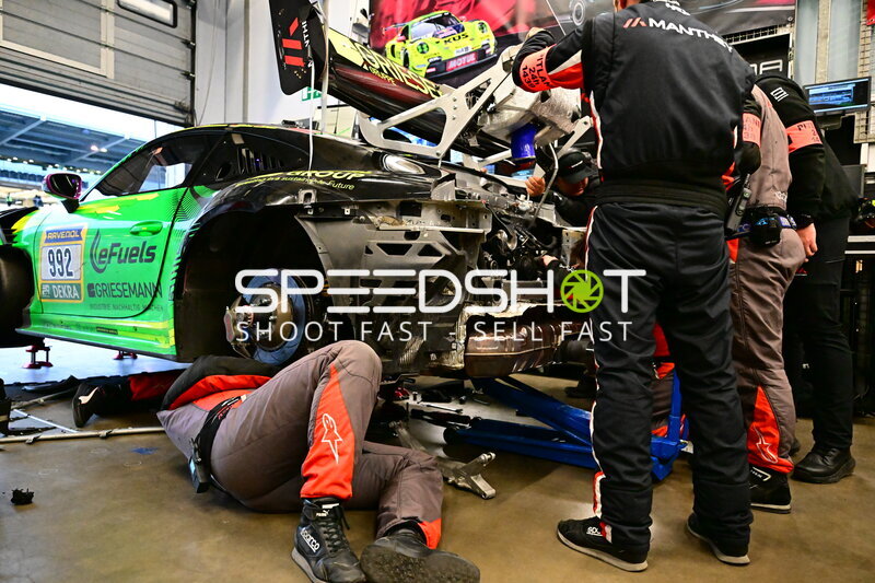 Porsche 911 GT3 R #992 von Manthey Team eFuel Griesemann in der Box
