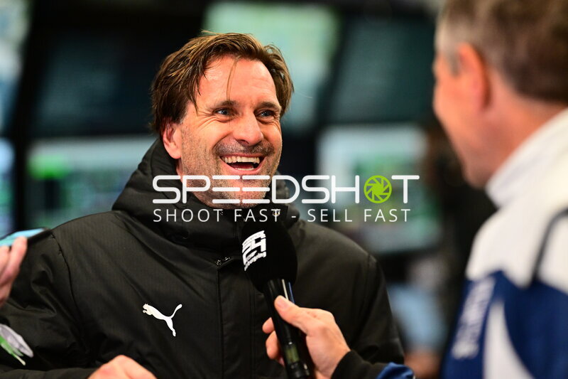 Markus Winkelhock lächelnd beim Interview im Fahrerlager