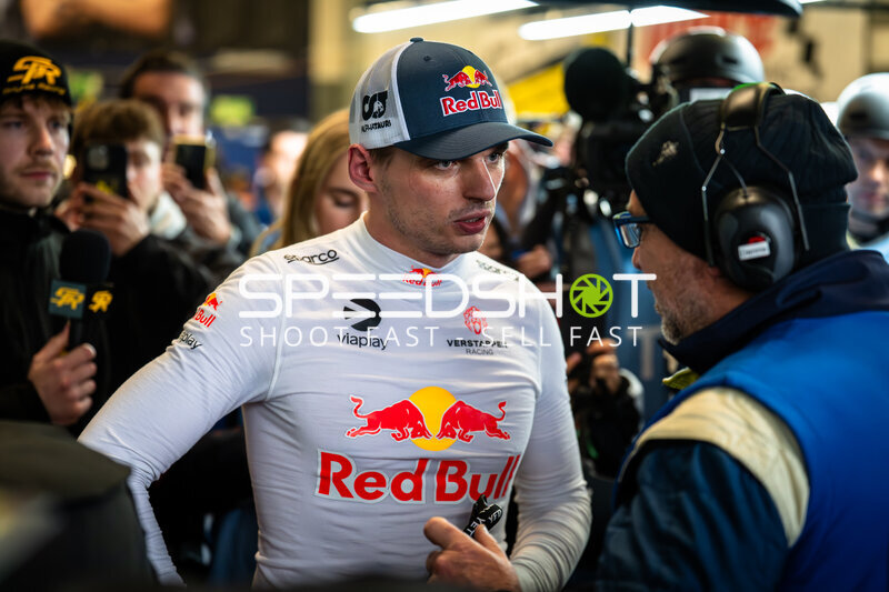 Max Verstappen gibt Interview im Fahrerlager am Nürburgring