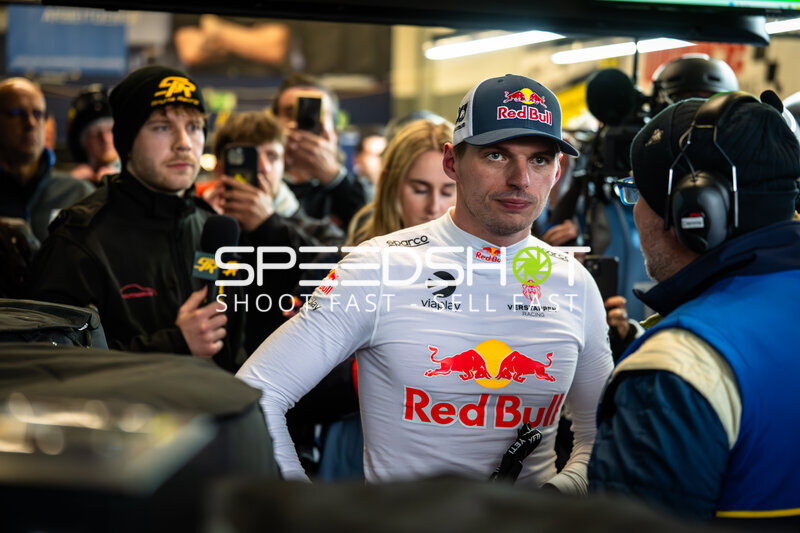 Max Verstappen im Interview in der Box beim 24h Nürburgring