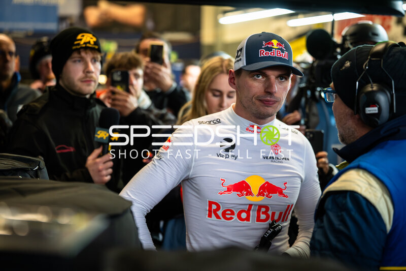 Max Verstappen im Fahrerlager beim 24h Nürburgring 2026