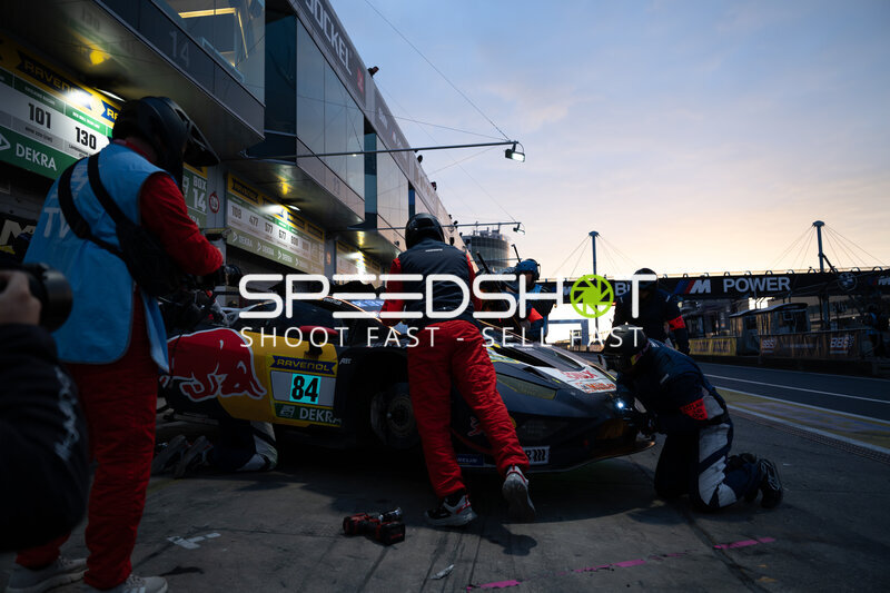 Pit-Stop #84 Red Bull Team ABT in der Boxengasse beim 24h Nürburgring