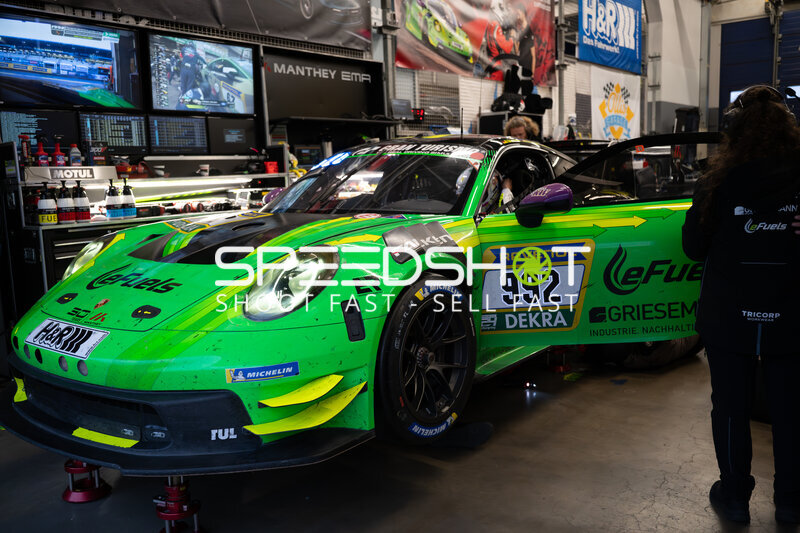 Porsche 911 GT3 #992 von Manthey Team eFuel Griesemann in der Box
