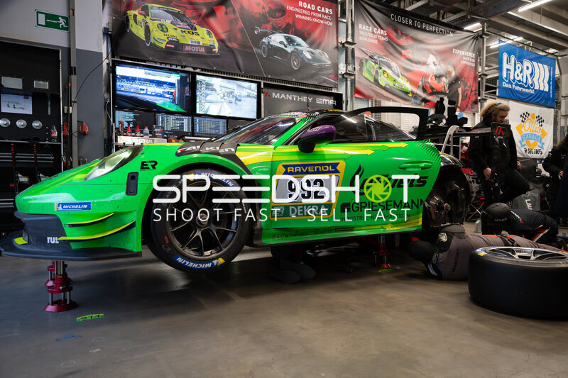 Porsche 911 GT3 #992 von Manthey Team eFuel Griesemann in der Box