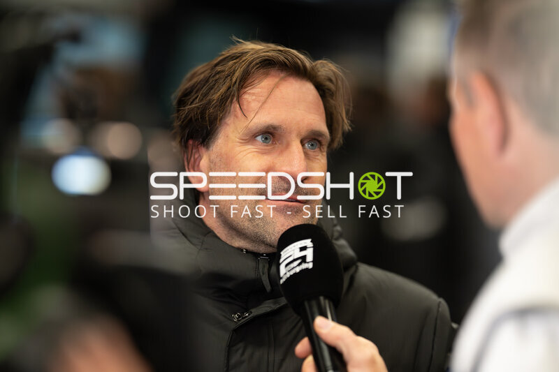 Markus Winkelhock gibt Interview im Fahrerlager am Nürburgring