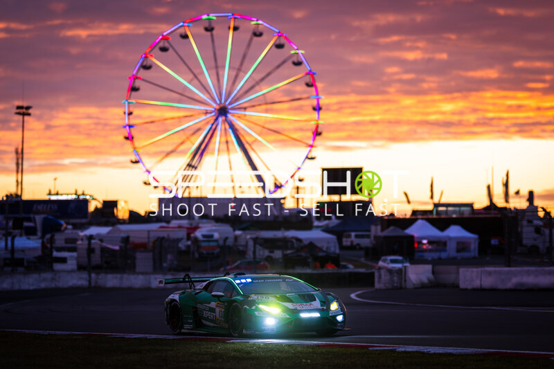 Lamborghini #130 von Red Bull Team ABT bei Sonnenuntergang am Nürburgring