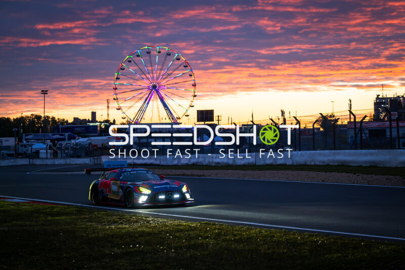 Mercedes-AMG GT3 #3 von Verstappen Racing beim Sonnenuntergang am Nürburgring