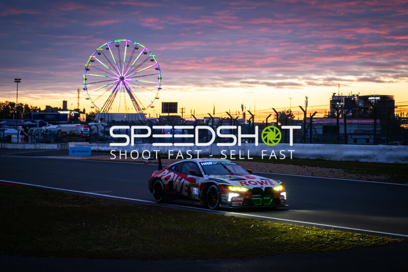 BMW M4 GT3 #99 von ROWE RACING bei Sonnenuntergang am Nürburgring