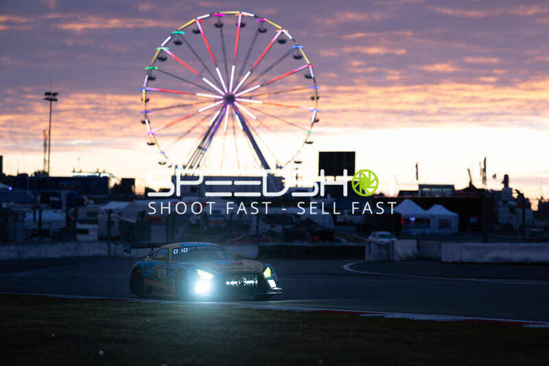 Mercedes-AMG GT3 #10 bei Dämmerung am Nürburgring mit Riesenrad