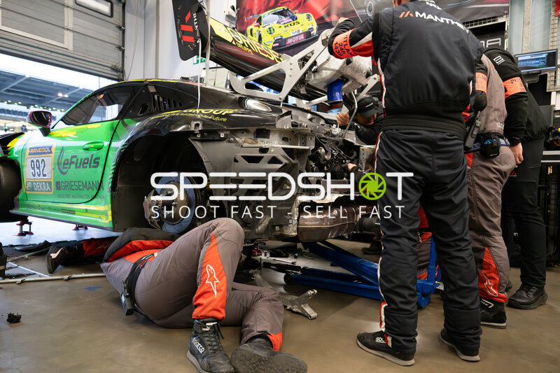 Porsche 911 GT3 #992 von Manthey Team eFuel Griesemann in der Box
