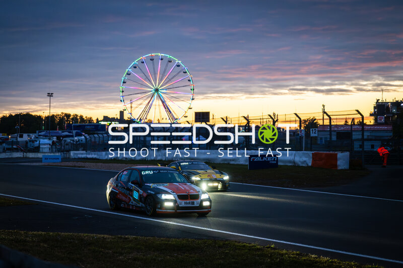 BMW #100 von EiFelkind Racing bei Sonnenuntergang am Nürburgring