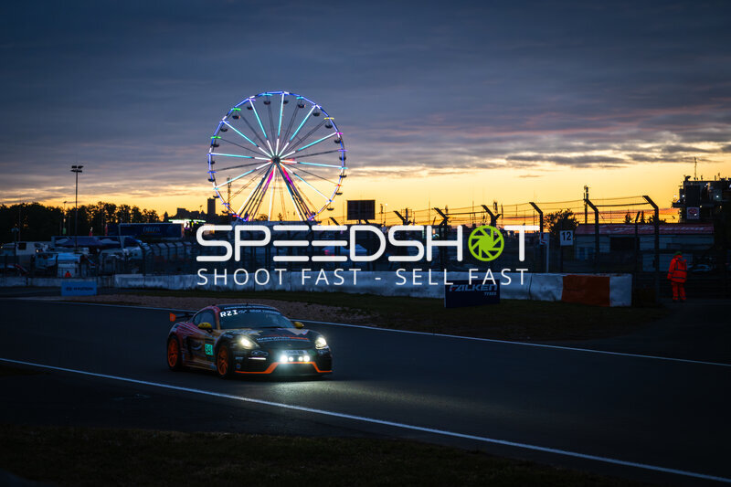 Porsche Cayman bei Sonnenuntergang am Nürburgring mit Riesenrad
