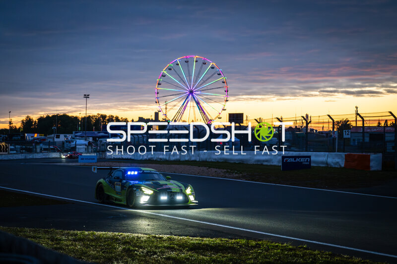 Mercedes-AMG GT3 im Sonnenuntergang am Nürburgring mit Riesenrad