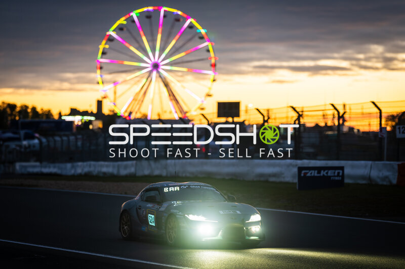 Toyota GR Supra #524 bei Sonnenuntergang am Nürburgring