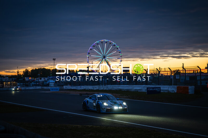 Porsche 911 GT3 bei Sonnenuntergang am Nürburgring mit Riesenrad