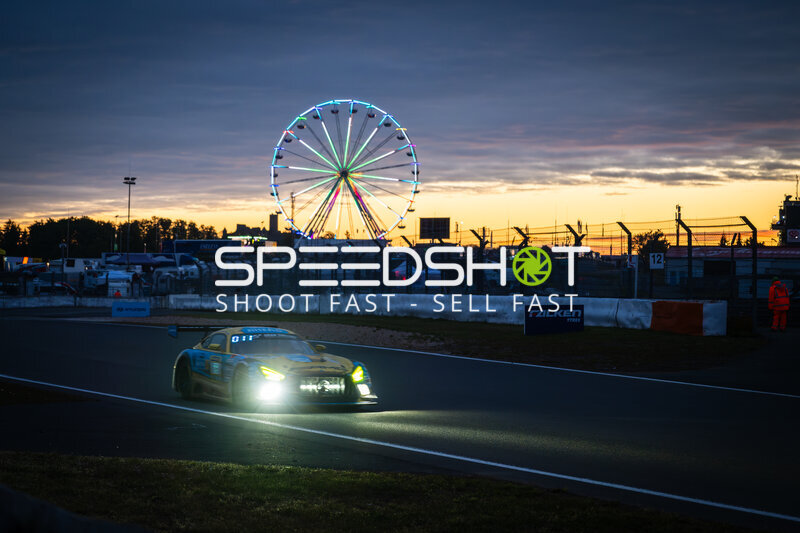 Mercedes-AMG GT3 im Sonnenuntergang am Nürburgring mit Riesenrad