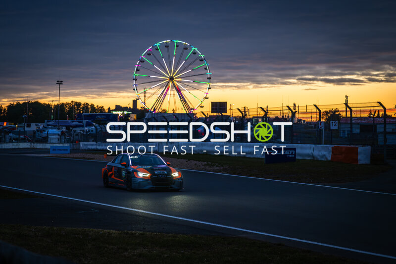 Audi RS3 LMS bei Sonnenuntergang am Nürburgring mit Riesenrad