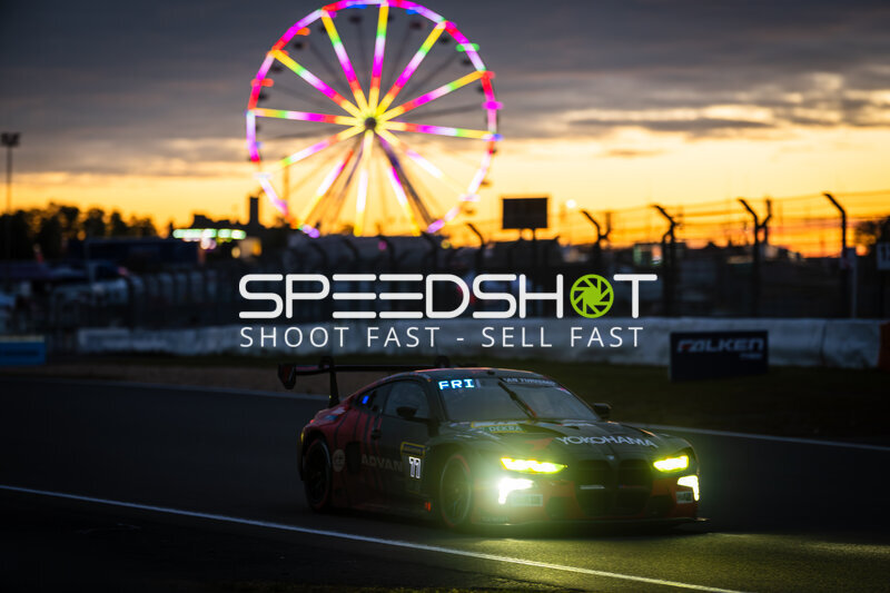 BMW M4 GT3 #77 von Schubert Motorsport im Sonnenuntergang am Nürburgring