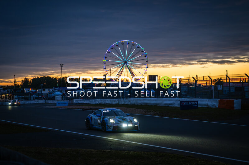 Porsche 911 GT3 bei Sonnenuntergang am Nürburgring mit Riesenrad