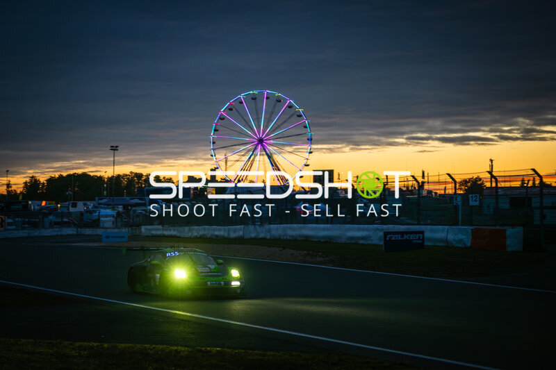 Grüner GT3 bei Sonnenuntergang am Nürburgring mit leuchtendem Riesenrad