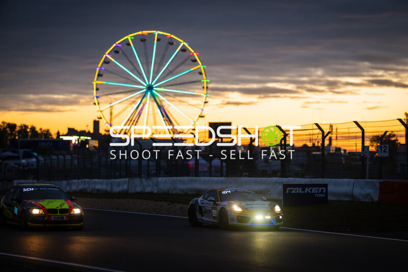 Dramatische Sonnenuntergangs-Atmosphäre am Nürburgring mit Riesenrad