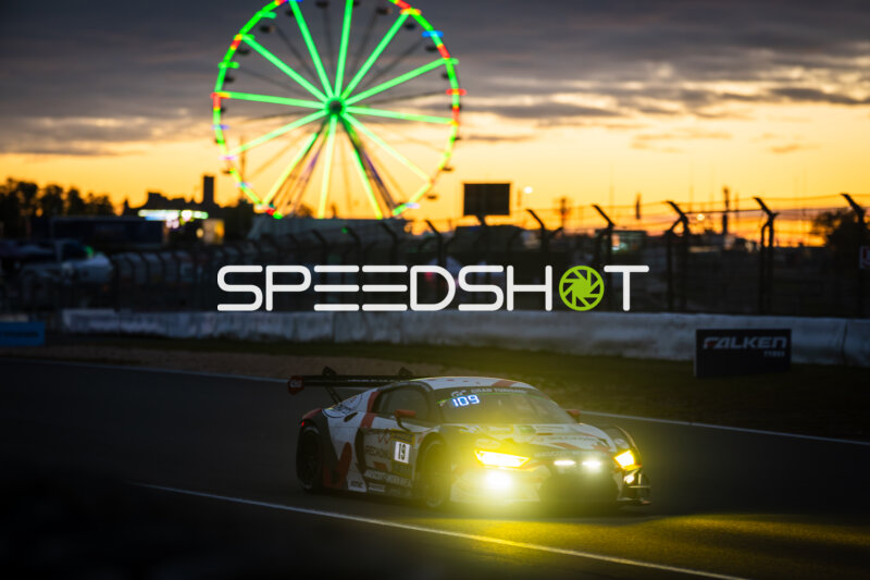 Audi GT3 #19 von Max Kruse Racing bei Sonnenuntergang am Nürburgring