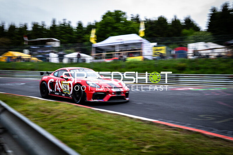 Porsche 718 Cayman GT4 #966 von asBest Racing auf dem Nürburgring