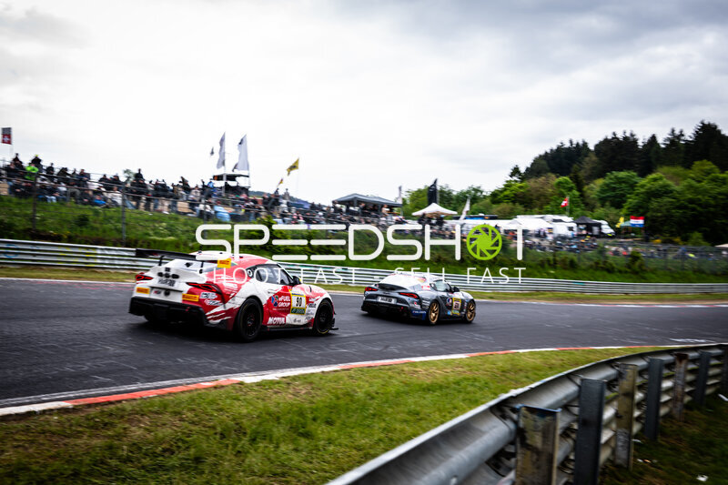 Toyota GR Supra #90 von Toyota Racing United in der Kurve am Nürburgring
