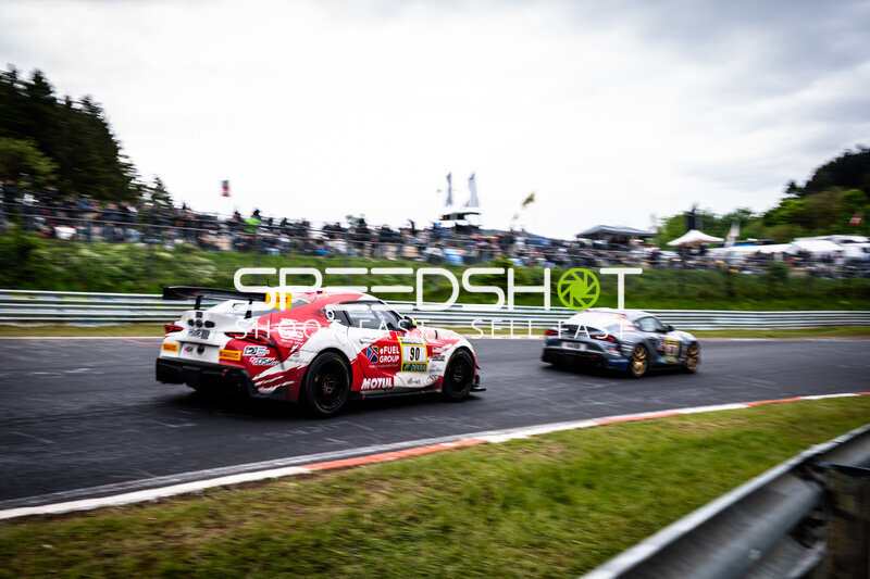 Toyota GR Supra #90 von Toyota Racing United im Duell am Nürburgring