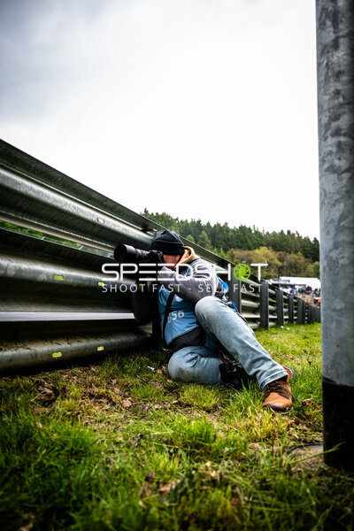 Fotograf bei der Arbeit an der Leitplanke am Nürburgring
