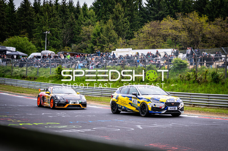CUPRA #471 und Porsche #441 kämpfen auf dem Nürburgring