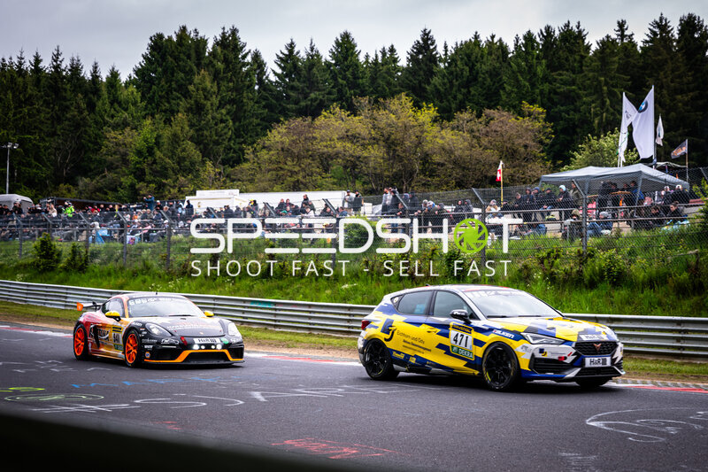 CUPRA #471 und Porsche #941 im Duell auf dem Nürburgring