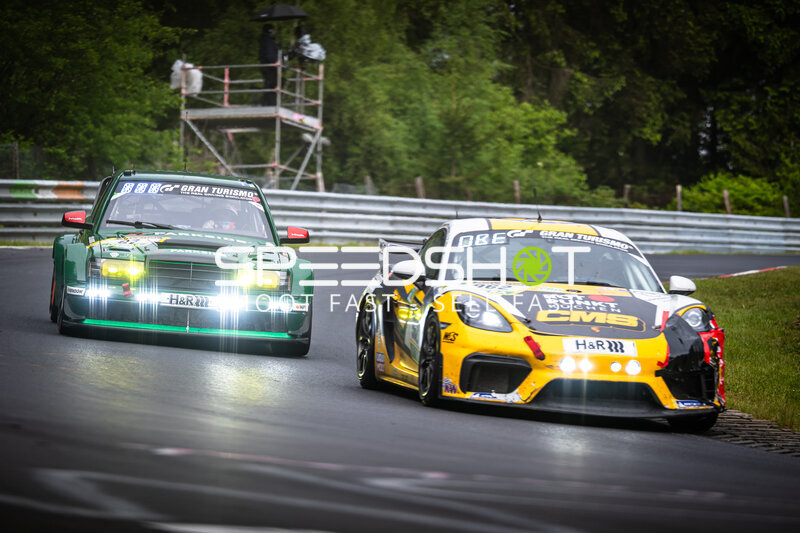 Porsche 718 Cayman GT4 und grüner Rennwagen auf der Nordschleife