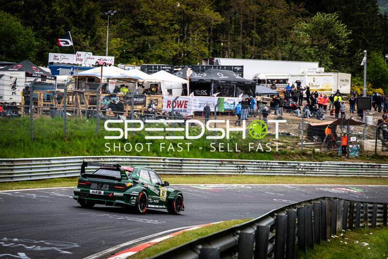 Grüner Rennwagen #63 von HWA Engineering Speed auf der Nordschleife