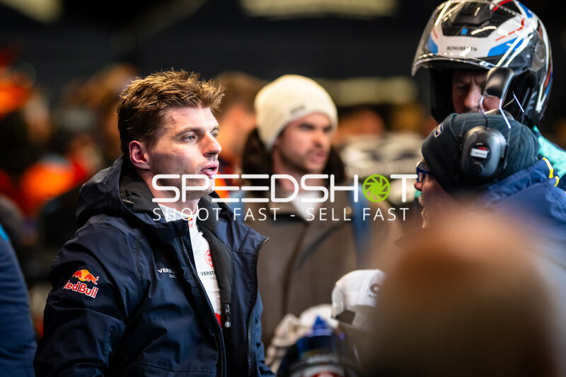 Max Verstappen im Fahrerlager beim 24h Nürburgring 2026