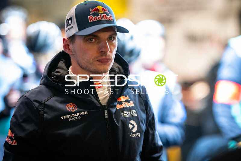 Max Verstappen im Fahrerlager beim 24h Nürburgring 2026