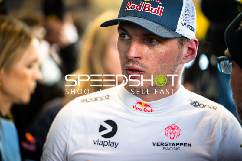 Max Verstappen im Fahrerlager beim 24h Nürburgring 2026