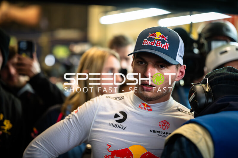 Max Verstappen im Fahrerlager beim 24h Nürburgring 2026