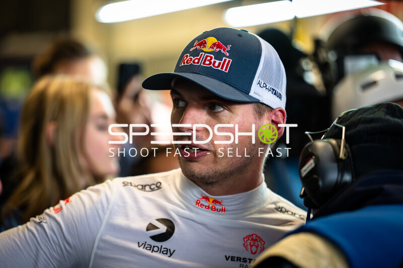 Max Verstappen im Fahrerlager beim 24h Nürburgring 2026