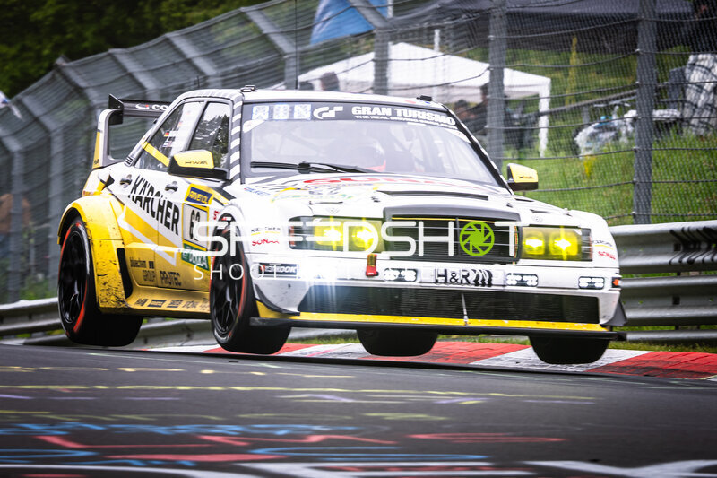 Mercedes-Benz #62 von HWA Engineering Speed über den Curbs am Nürburgring