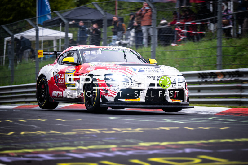 Toyota GR Supra #90 von Toyota Racing United auf der Nordschleife