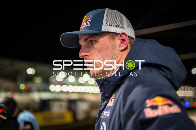 Max Verstappen im Fahrerlager beim 24h Nürburgring 2026